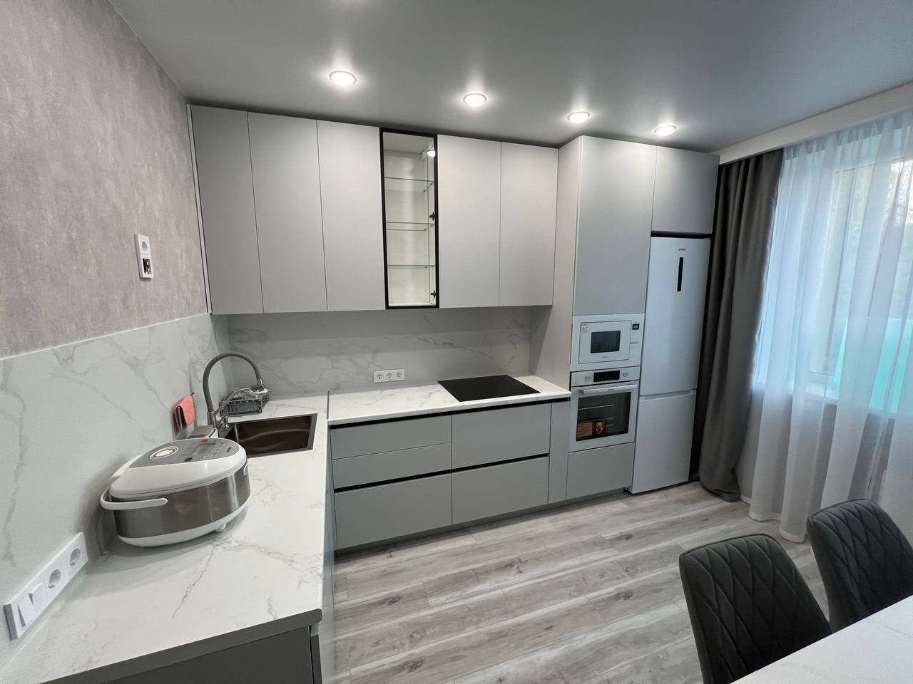 Кухня угловая — Светло-серый и мрамор